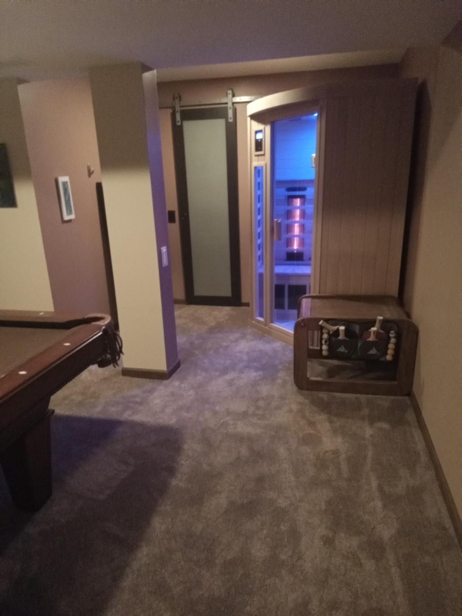 Super With Sauna, Pool Table And Arcade Game Apartment
